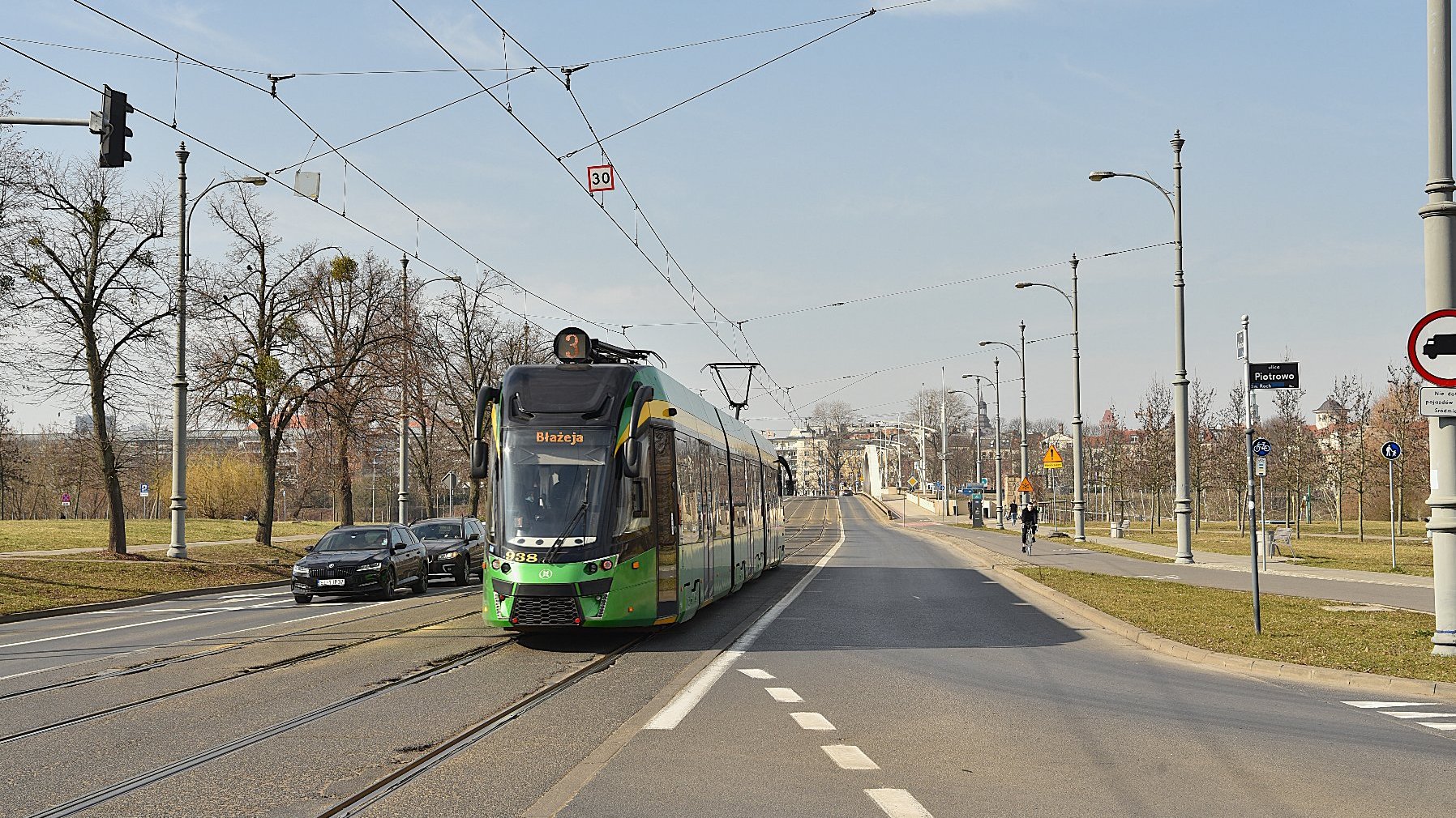 Widok na ul. Kórnicką w stronę mostu św. Rocha. Na pierwszym planie tramwaj