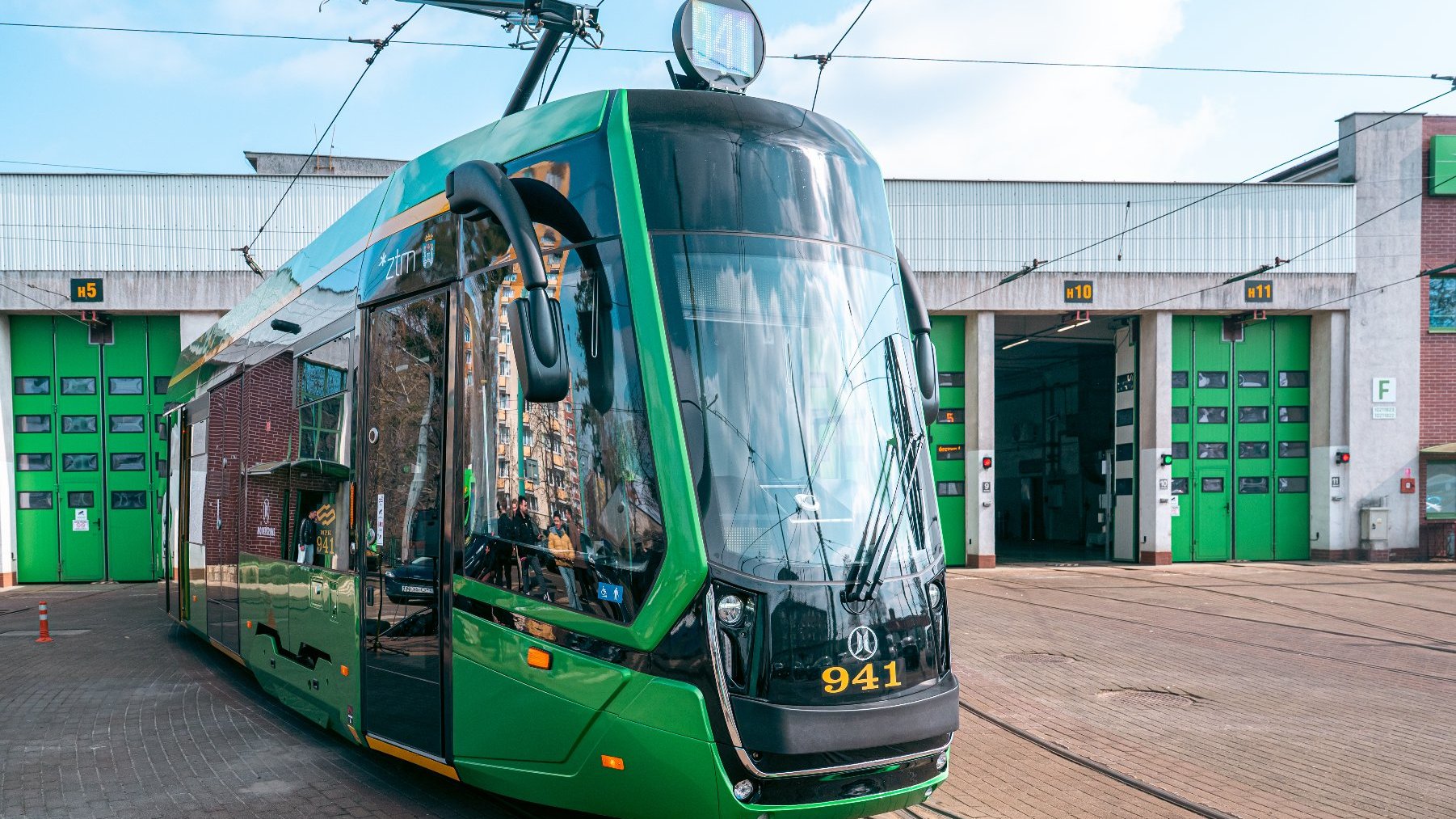 Na zdjęciu nowy tramwaj wyjeżdżający z zajezdni