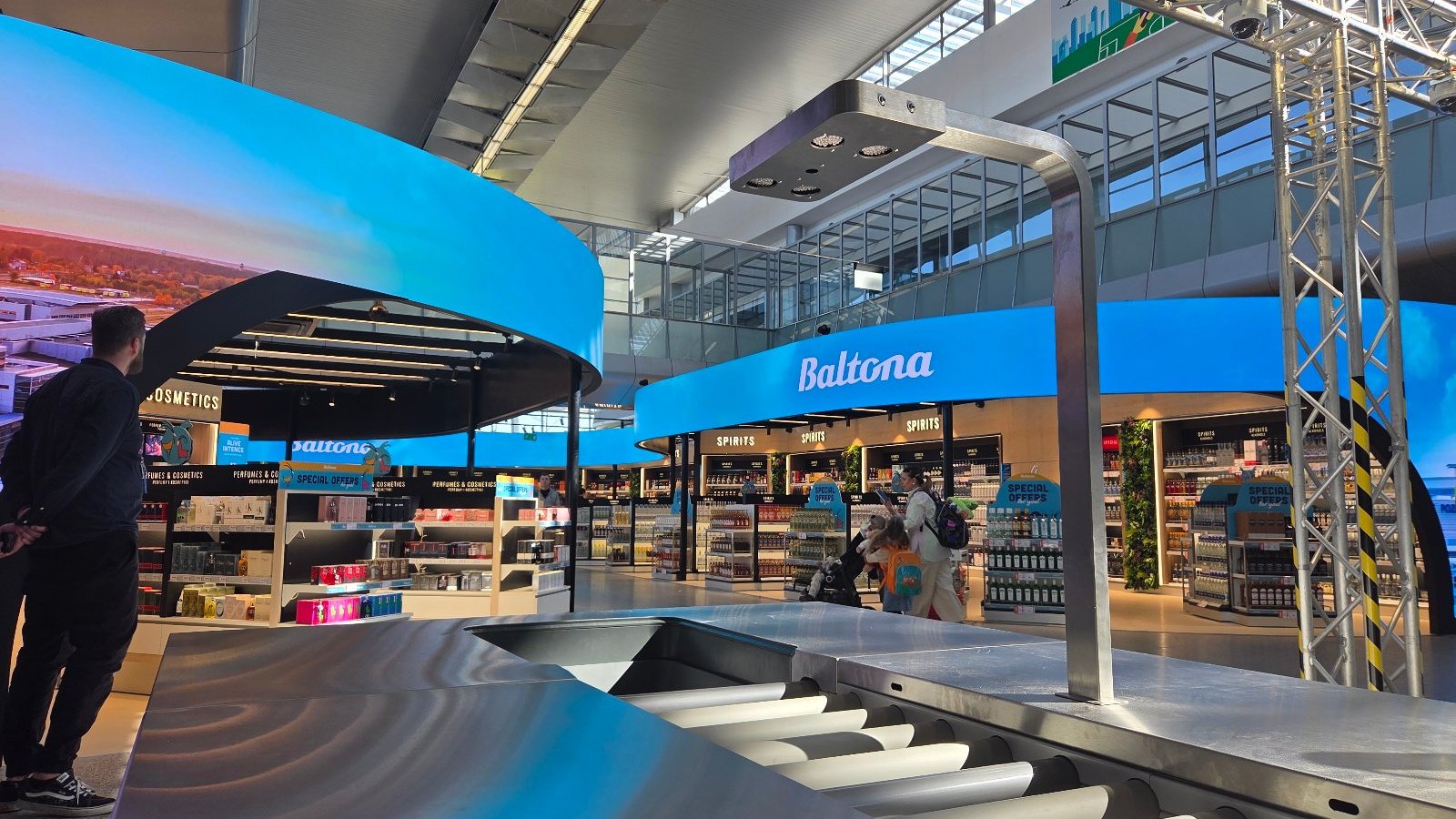 Galeria zdjęć z poznańskiego lotniska. Na zdjęciach widać nowe, dłuższe linie kontroli