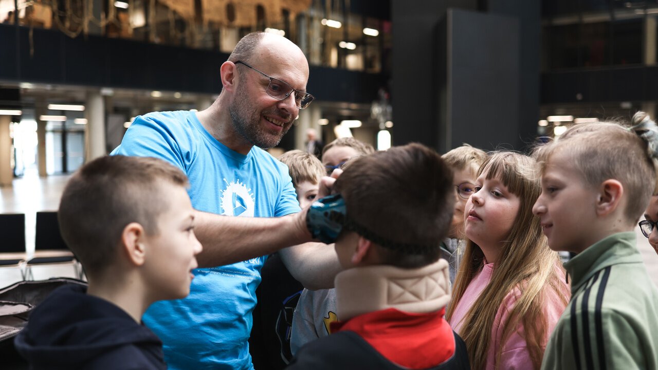 Dzieci podczas naukowej prezentacji