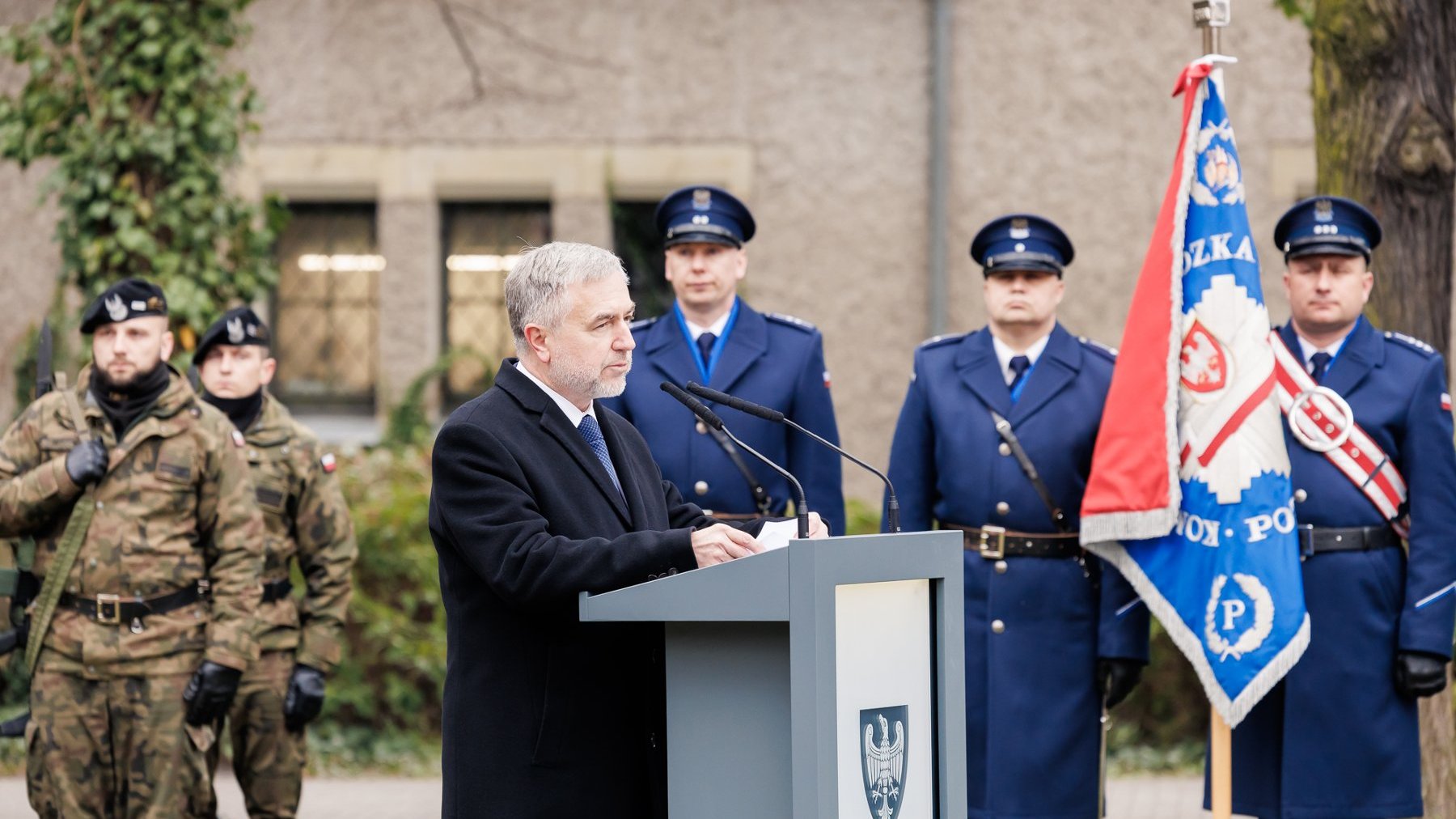 Na zdjęciu marszałek województwa przy mównicy, w tle poczet sztandarowy