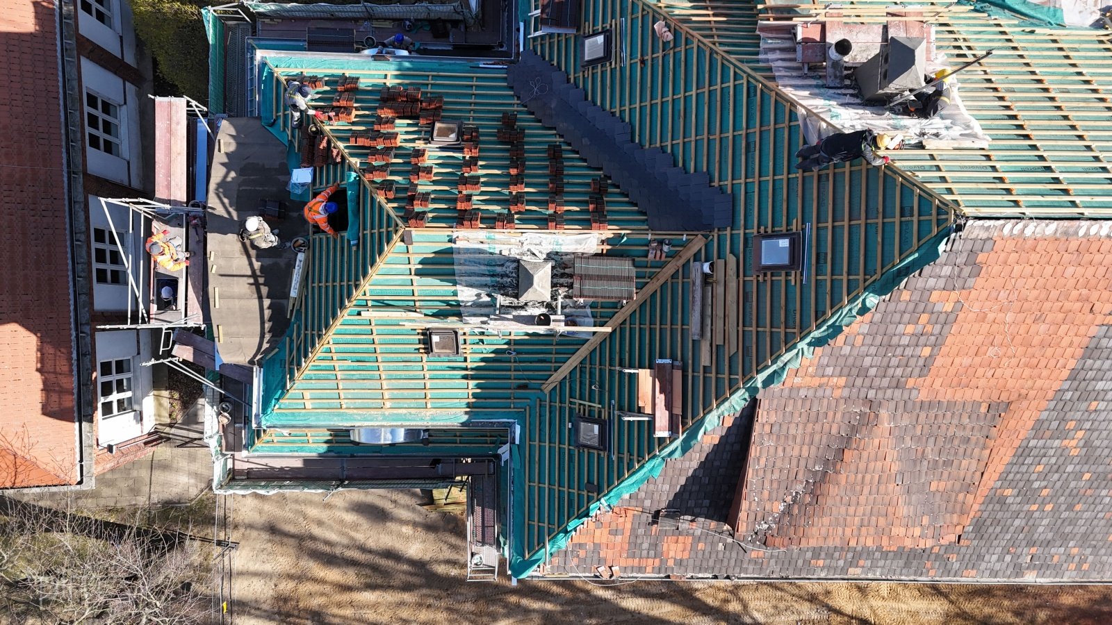 Galeria zdjęć budynków na Łazarzu, gdzie wymieniane są dachy