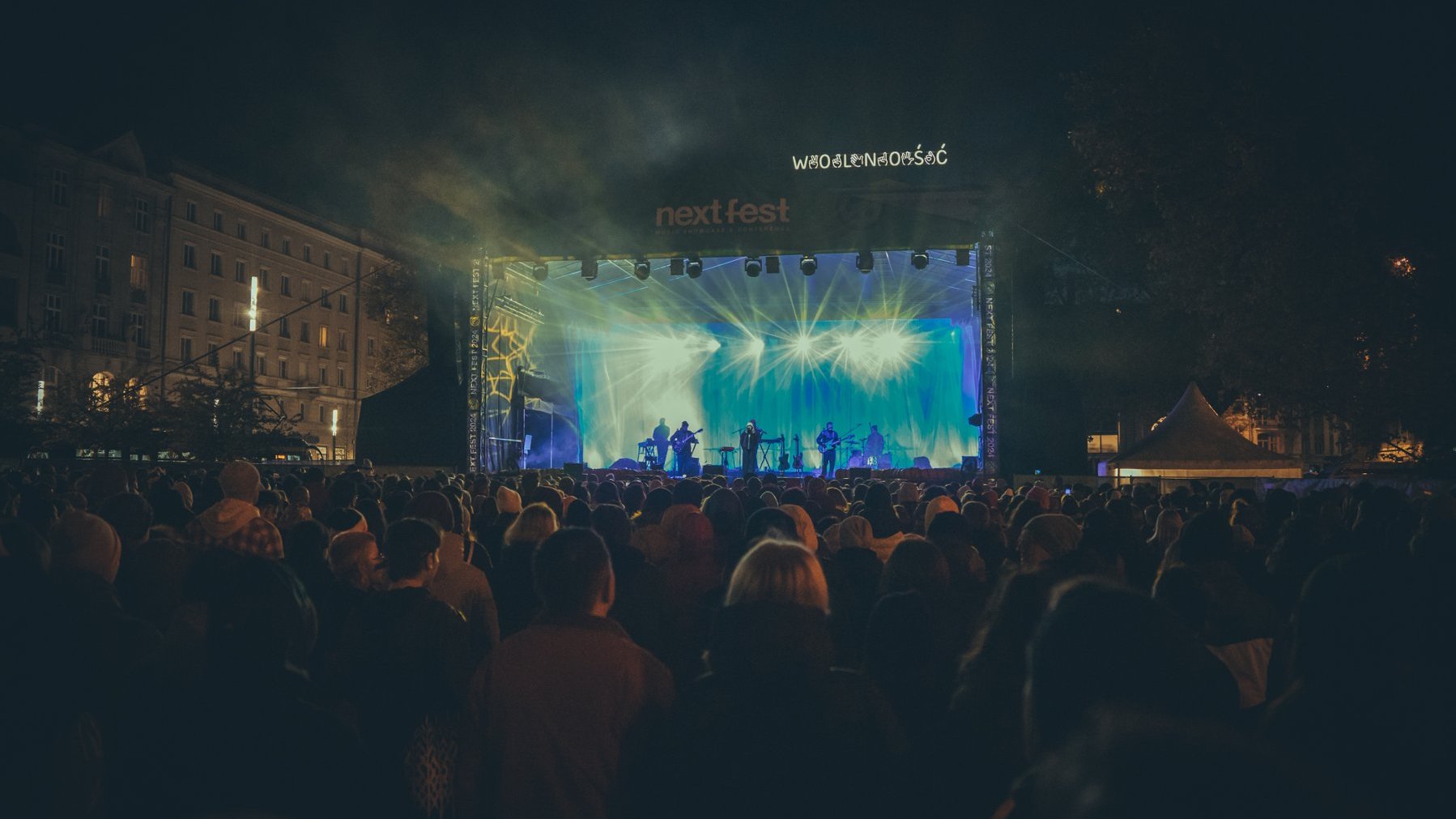 Tłum ludzi na koncercie na placu Wolności podczas zeszłorocznego Next Festa