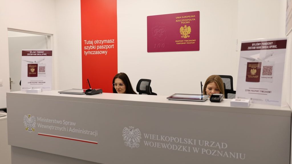 Punkt szybkiego paszportu tymczasowego na lotnisku Ławica