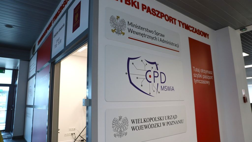 Punkt szybkiego paszportu tymczasowego na lotnisku Ławica