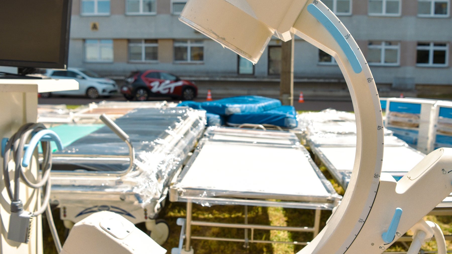 Na zdjęciu sprzet medyczny, w tle budynek szpitala