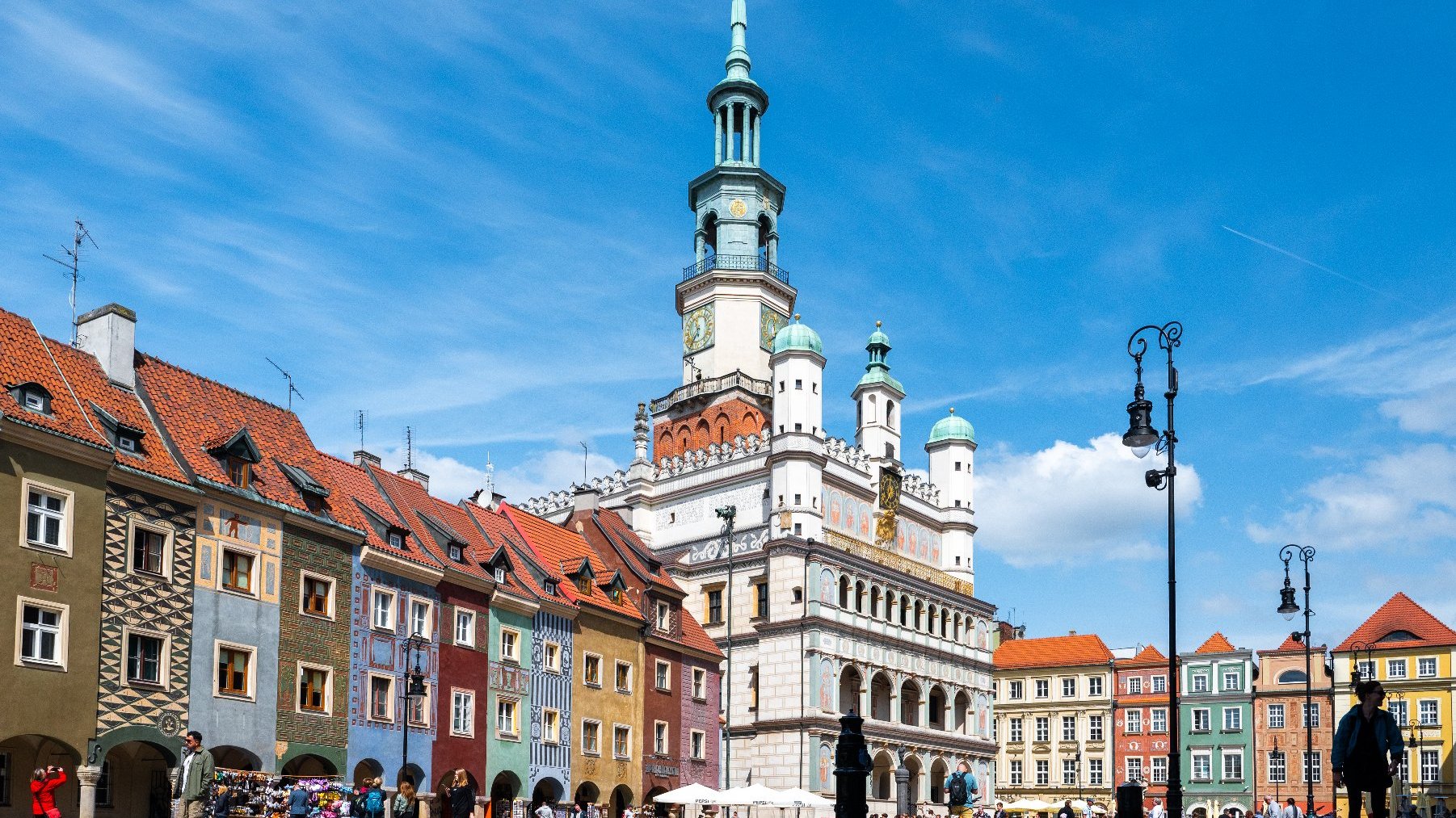 Na zdjęciu Stary Rynek w Poznaniu, w centrum widać Ratusz