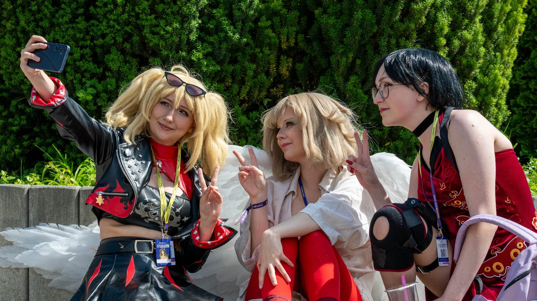Na zdjęciu trzy cosplayerki robią sobie selfie