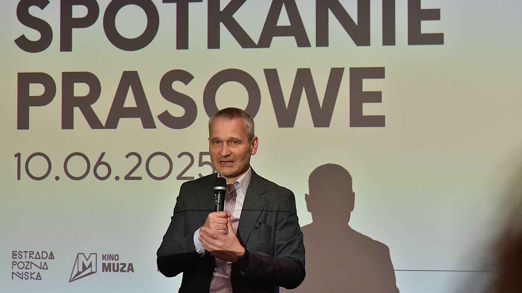 Jędrzej Solraski, zastępca prezydenta Poznania podczas spotkania prasowego