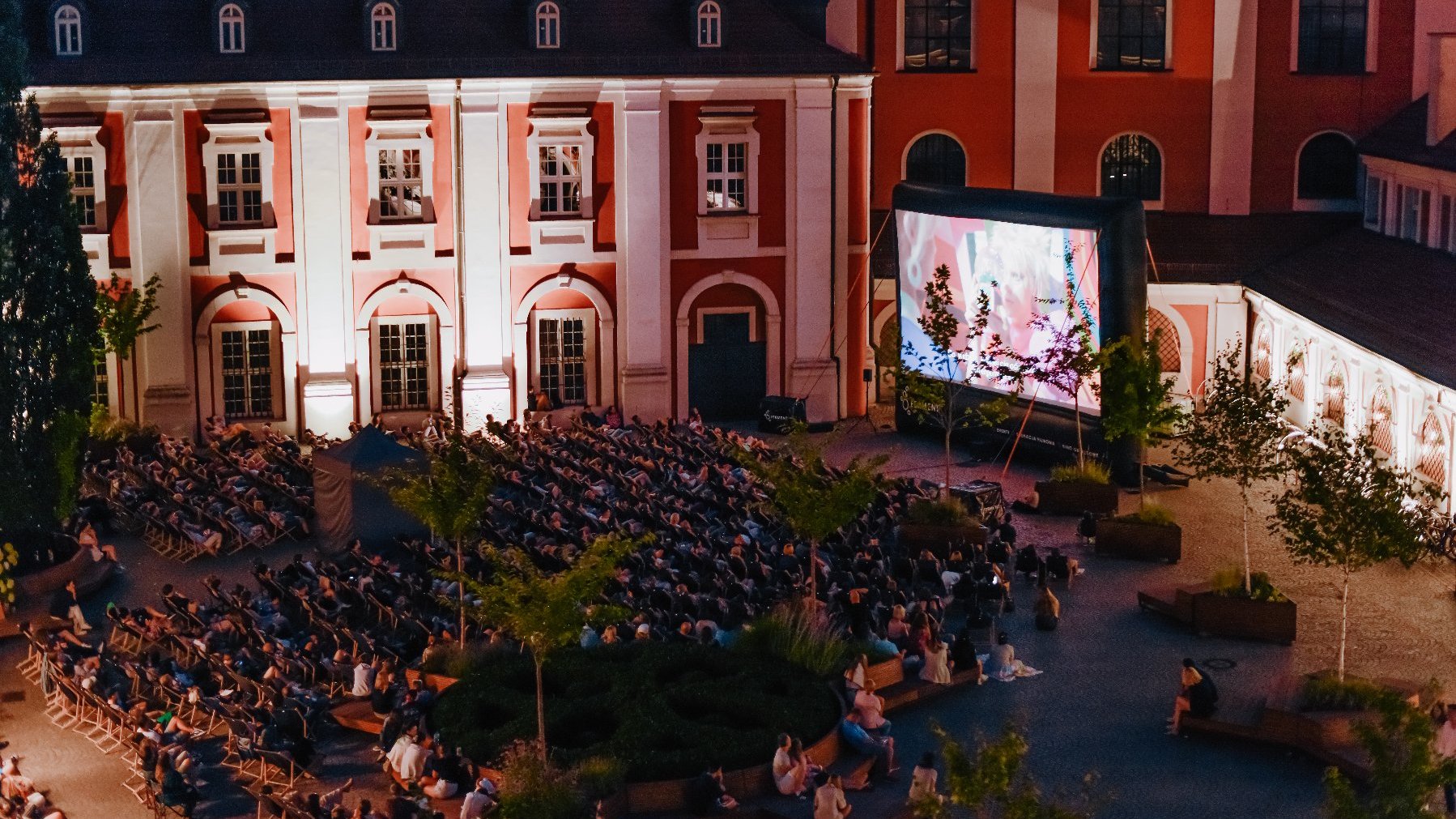 Zdjęcie z pokazu filmowego na Wolnym Dziedzińcu