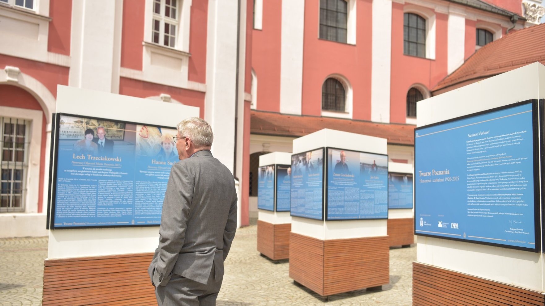 Zdjęcie przedstawia mężczyznę oglądającego wystawę.