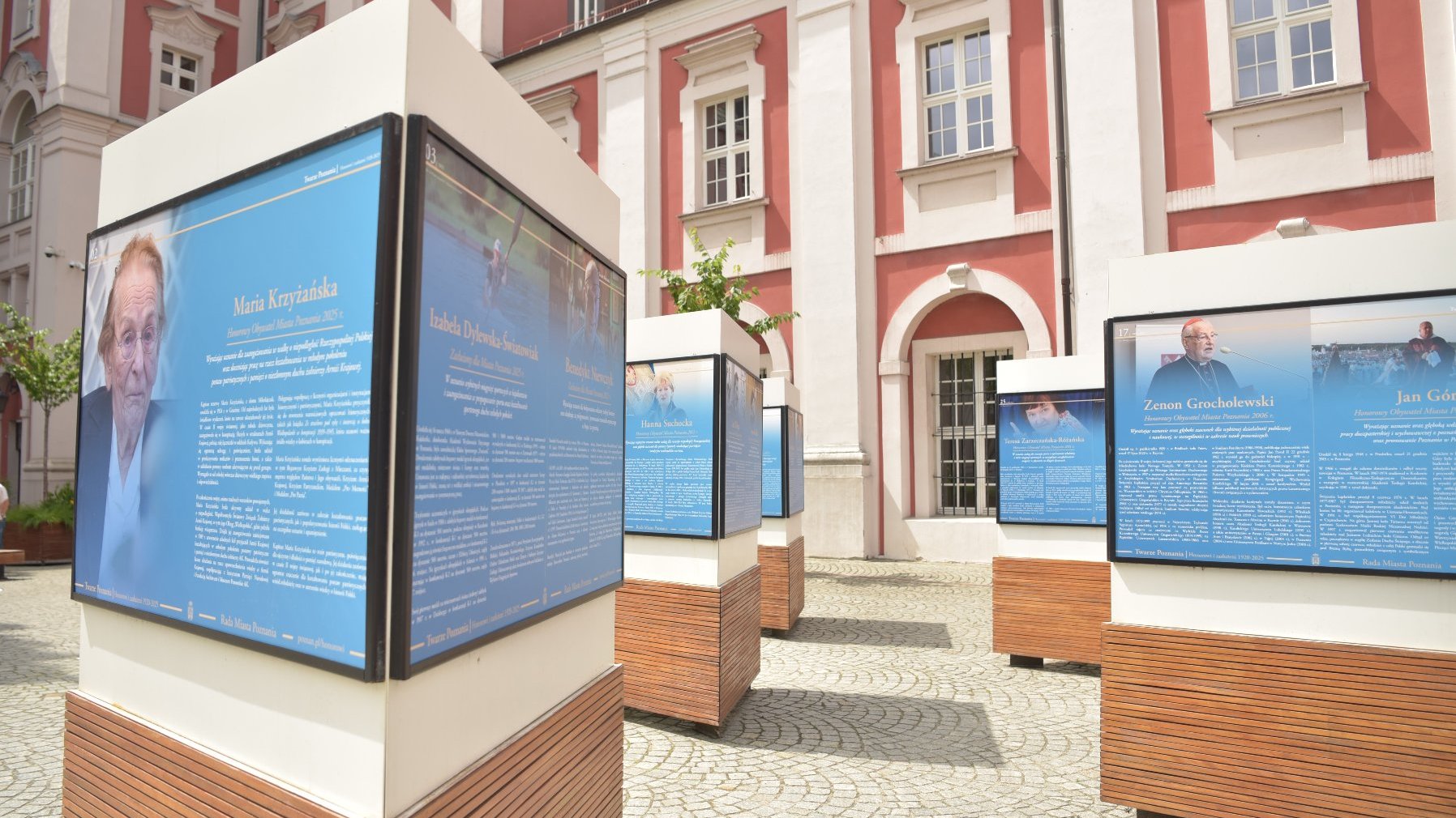 Zdjęcie przedstawia wystawę prezentową na dziedzińcu urzędu.