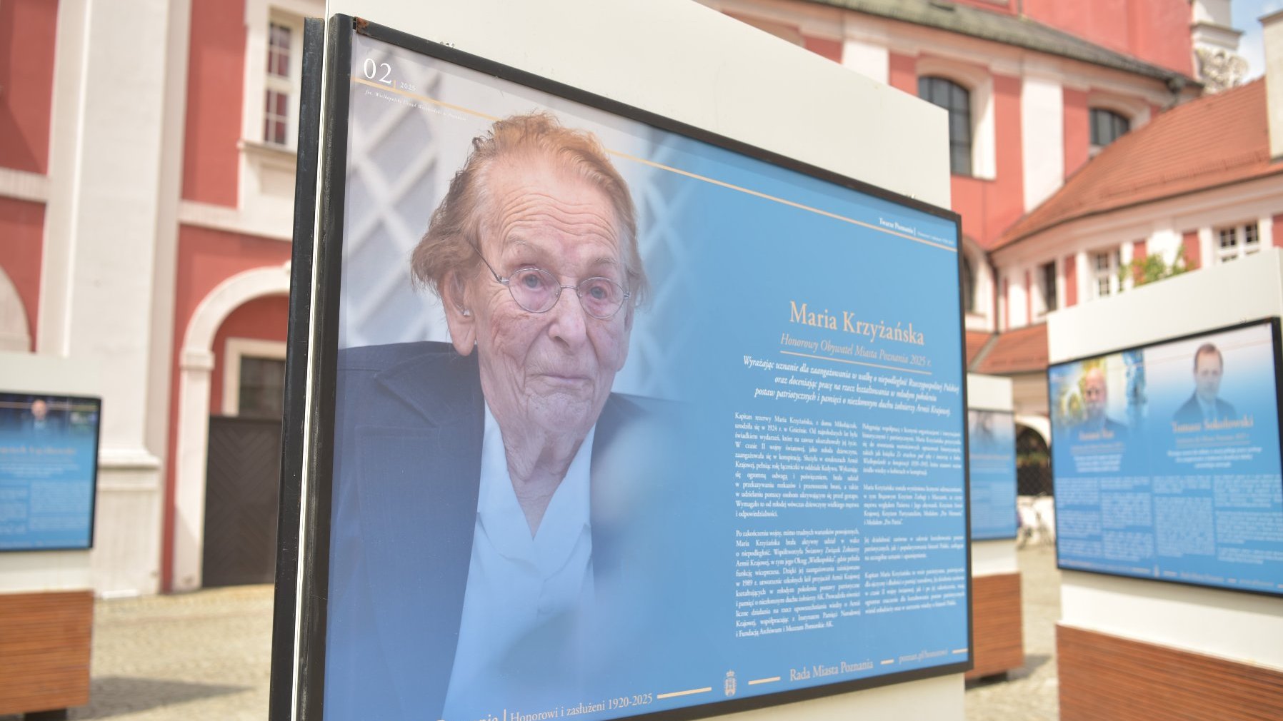 Zdjęcie przedstawia wystawę prezentową na dziedzińcu urzędu.