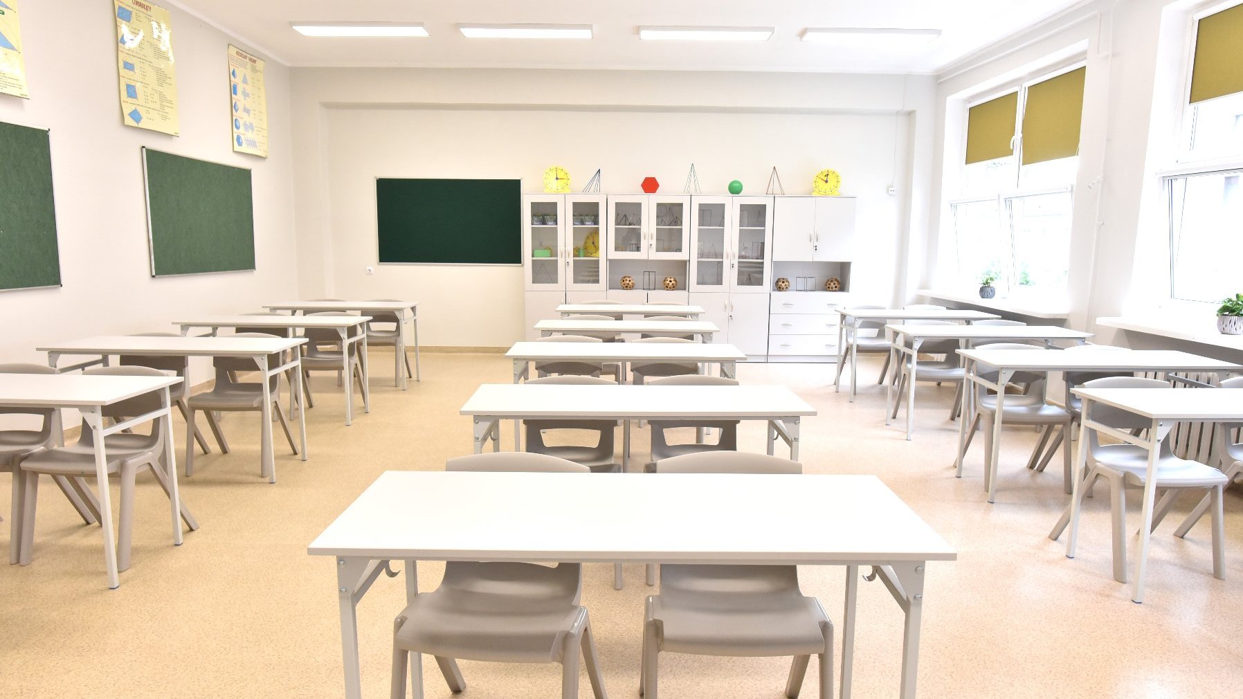 Na zdjęciu sala lekcyjna, widać równo ustawione ławki dla uczniów