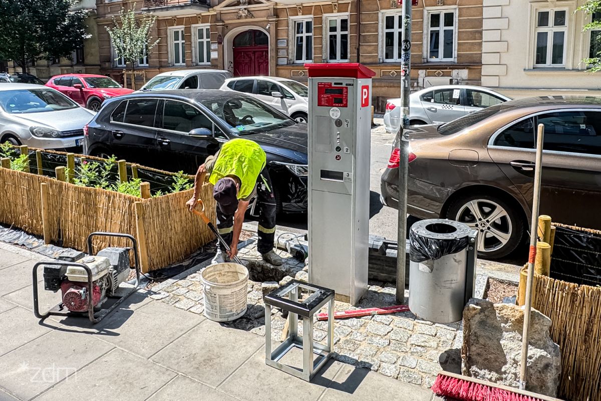 Prace przy stawianiu nowych parkomatów na Jeżycach - grafika artykułu