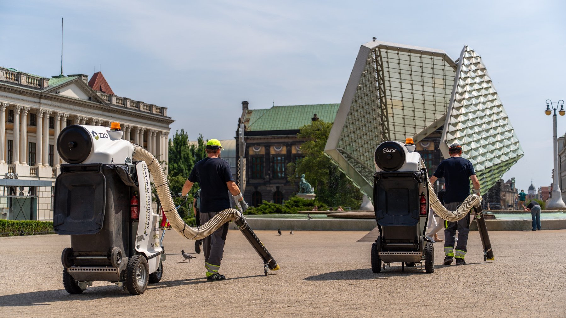 Na zdjęciu maszyny czyszczące nawierzchnię placu Wolności