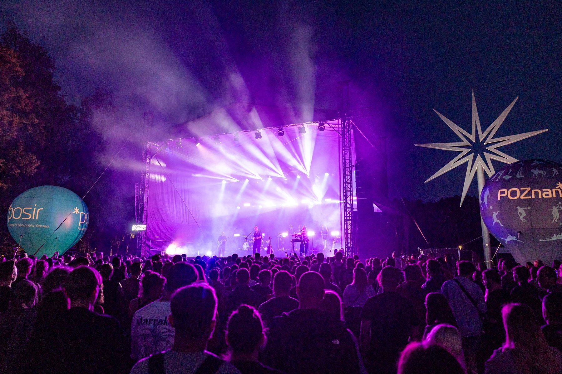 Koncert z cyklu #NaFalach i tłum przed sceną - grafika artykułu