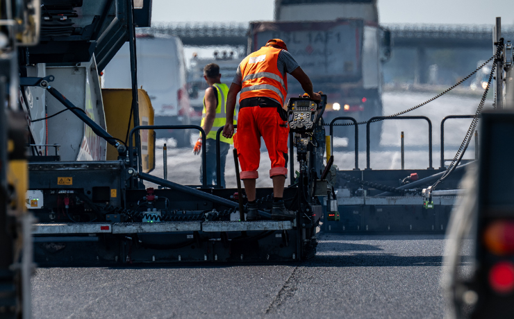 Na zdjęciu robotnicy wykonujący prace na autostradzie - grafika artykułu