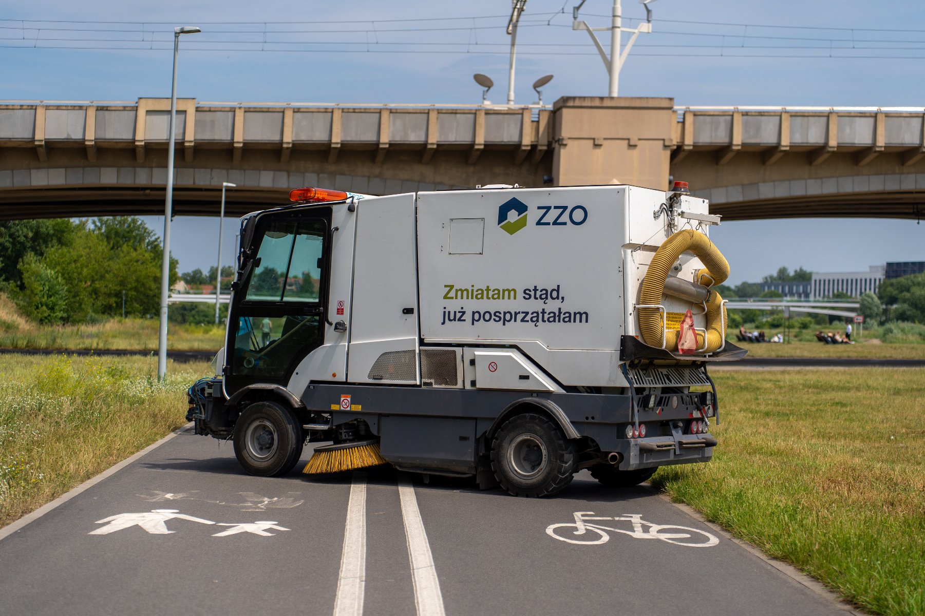 Zdjęcie przedstawia zamiatarkę jeżdżącą po terenach nadwarciańskich. - grafika artykułu