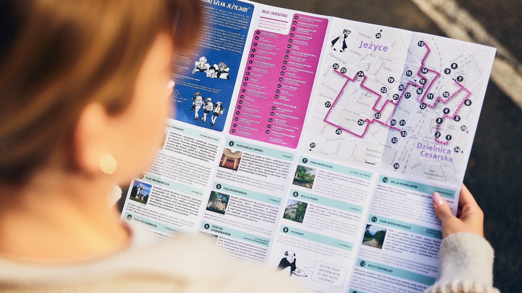 Zdjęcie osoby oglądającej mapę pokazującą szlak Jeżycjady - grafika artykułu