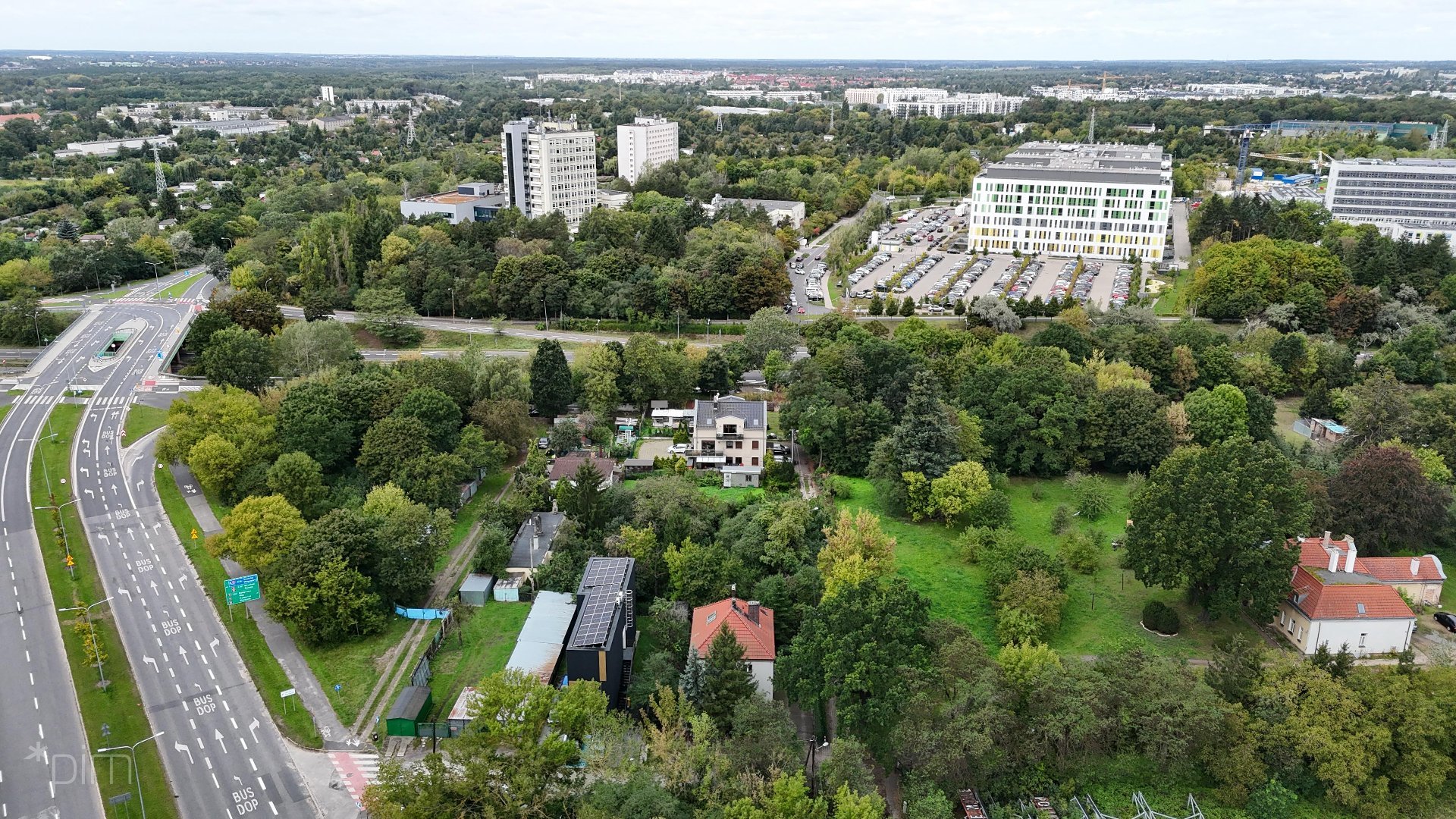 Zdjęcie pokazujące teren, po którym przebiegnie trasa tramwajowa na ul. Wrzoska