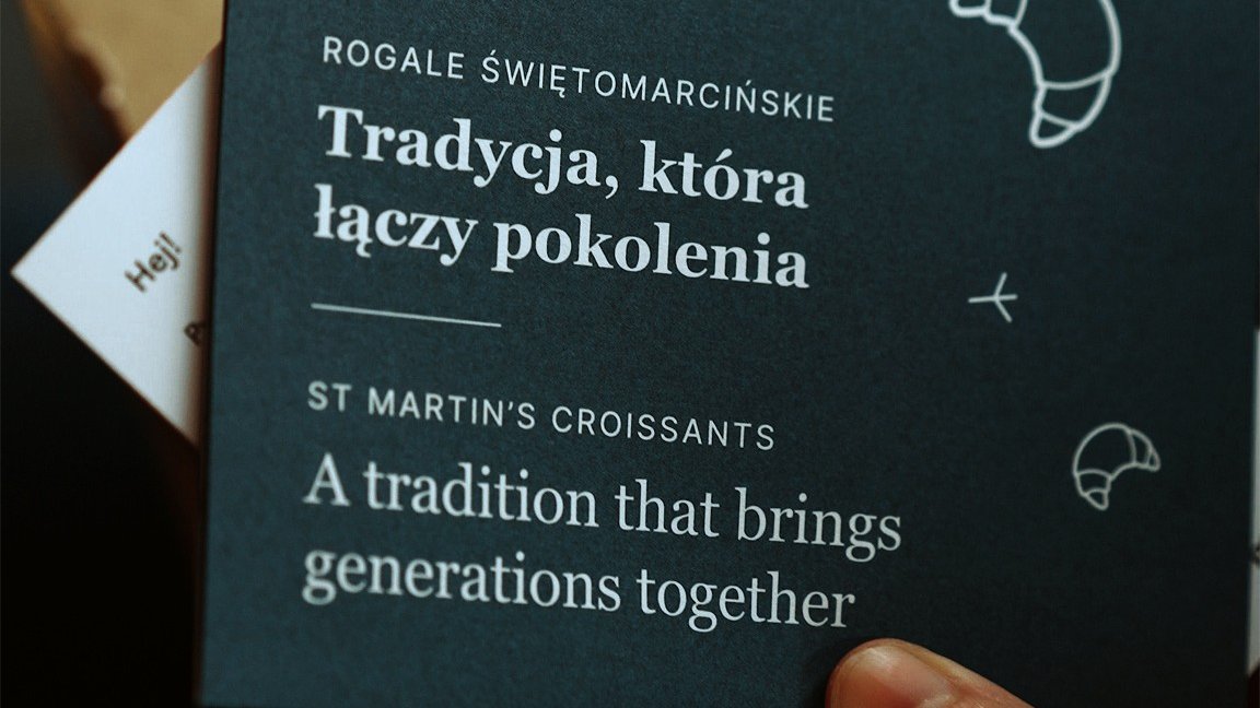 Na zdjeciu ktoś trzyma kartkę z napisem po polsku i angielsku: rogale świętomarcińskie, tradycja, która łączy pokolenia