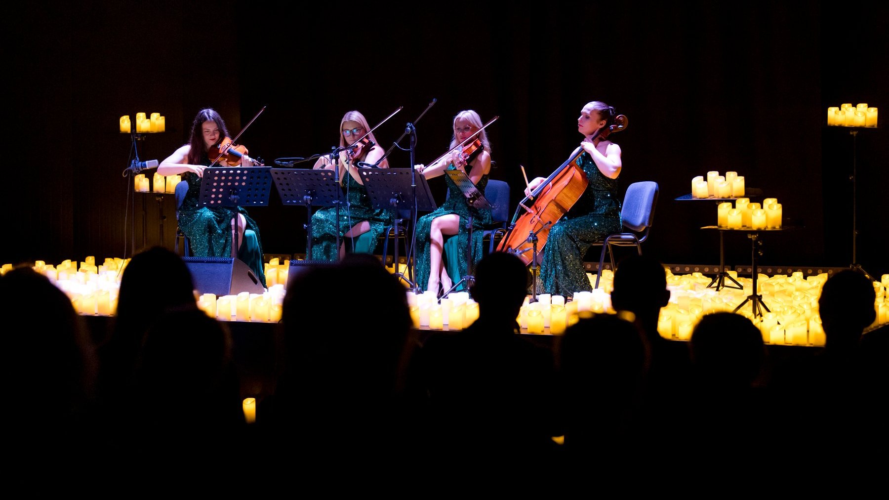 Na zdjęciu kwartet smyczkowy na scenie