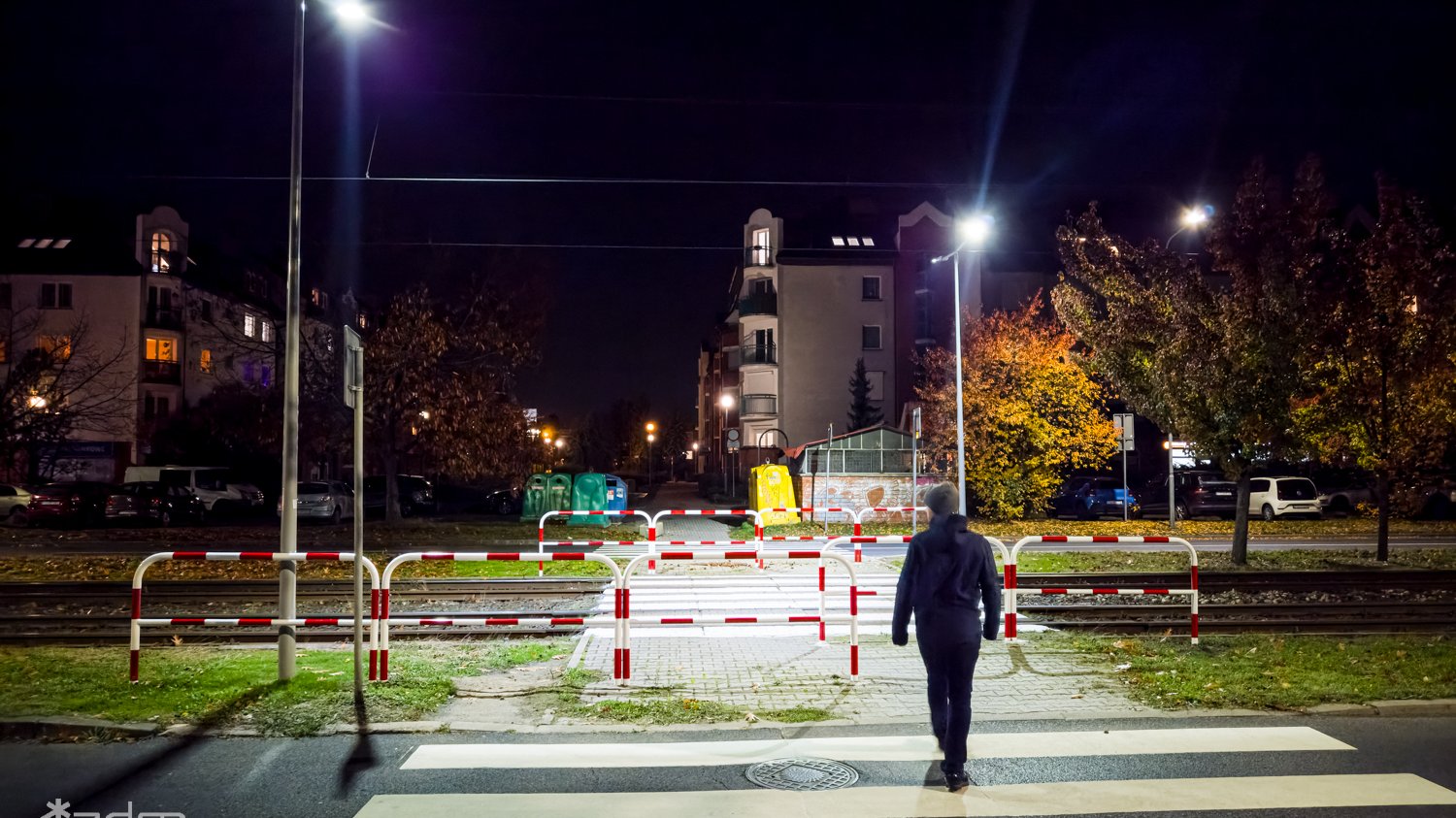 Pieszy przechodzi przez doświetlone przejście przy ul. Murawa