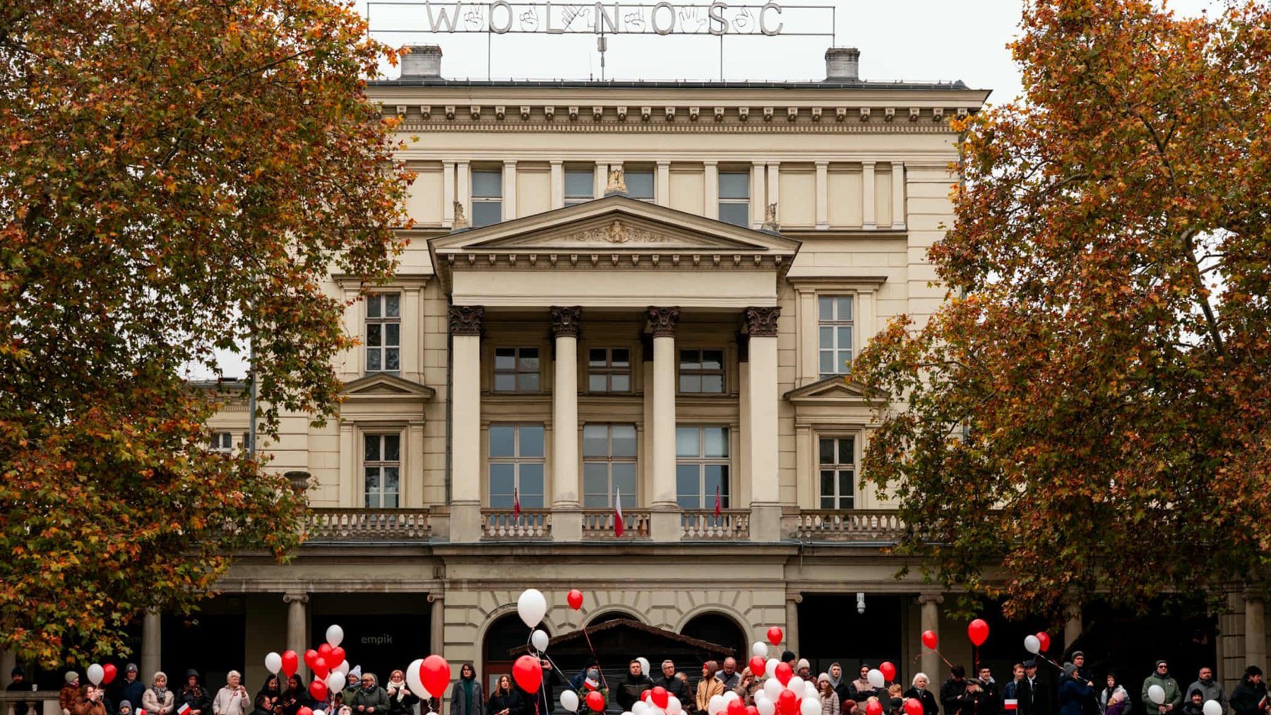 Na zdjeciu plac Wolności pełen ludzi, widać biało-czerwone balony