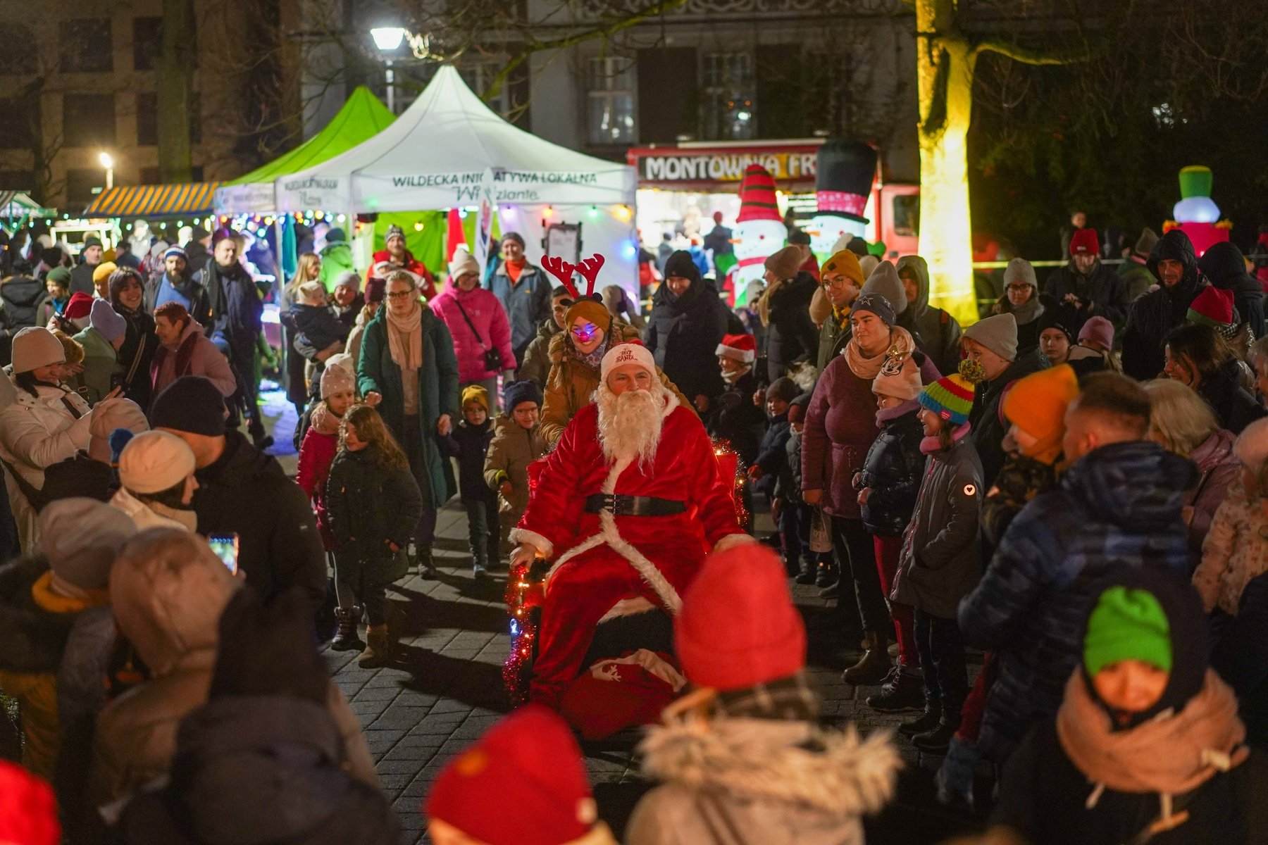 Zdjęcie z zeszłorocznej edycji jarmarku na Wildzie. Widać Gwiazdora i tłum ludzi wokół - grafika artykułu