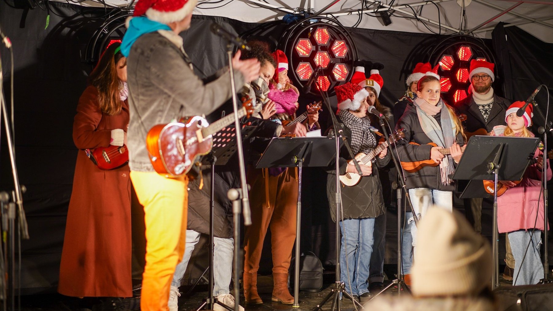 Zdjęcie z zeszłorocznej edycji jarmarku na Wildzie. Koncert na scenie