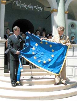 Prezydent i Przewodniczący Rady prezentują Flagę Europy - grafika artykułu