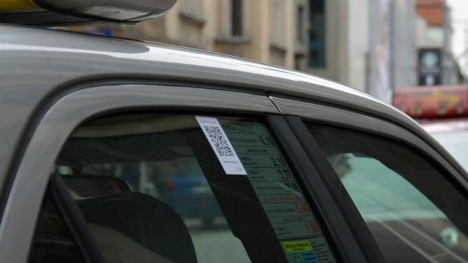 Taksówka z QR kodem - grafika artykułu