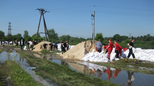 Poznaniacy i służby mundurowe pracują przy umacnianiu wałów