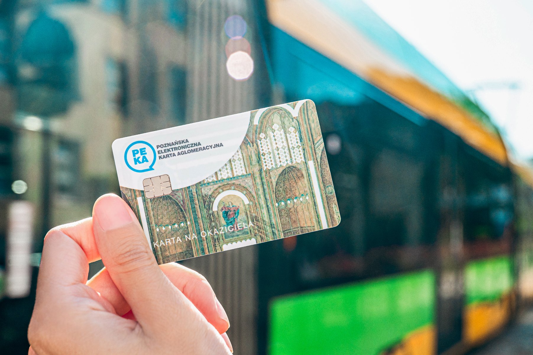 Na zdjęciu karta na tle autobusu - grafika artykułu