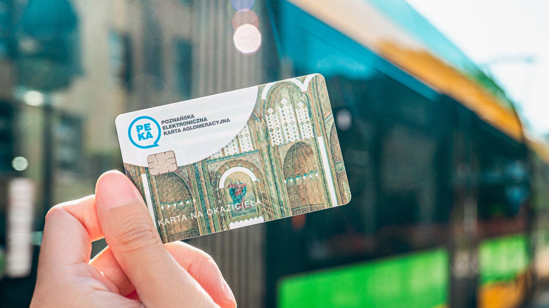 Na zdjęciu karta na tle autobusu