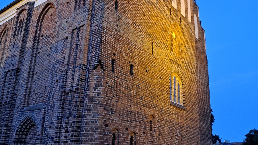 Zdjęcie przedstawia kościół z zewnątrz. Jest on podświetlony.