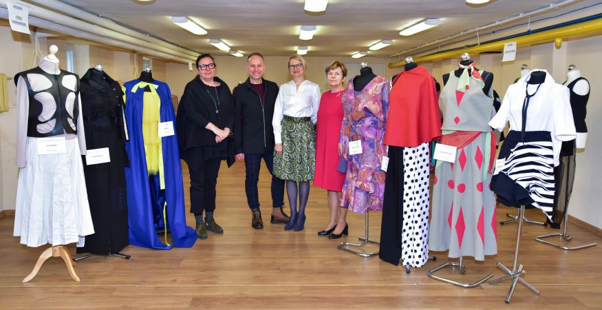 Na grafice przedstawiono osoby oraz uszyte prace na konkurs. - grafika artykułu