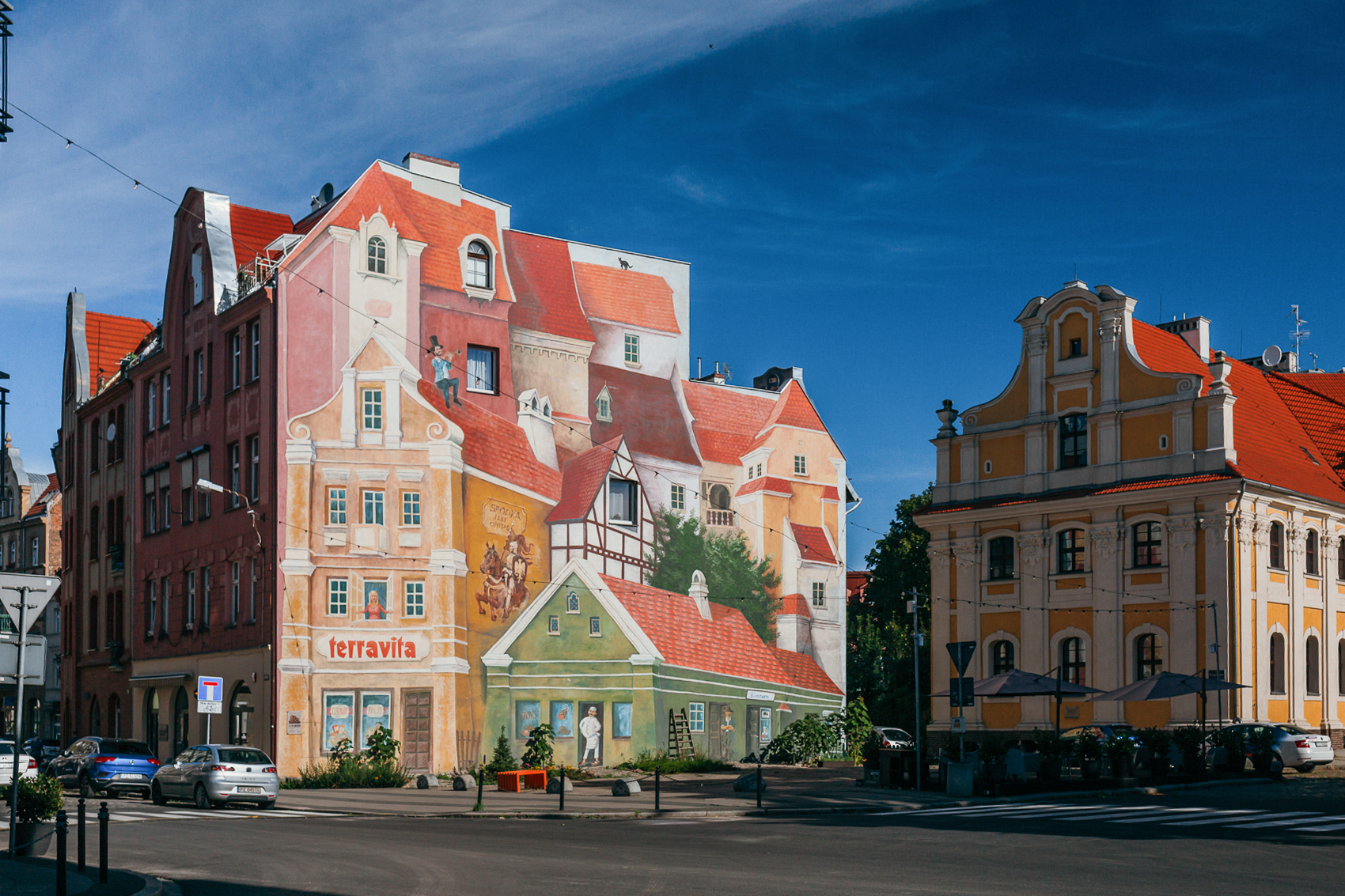 Kamienice. Na ścianie mural 3D, który przedstawia włoskie miasteczko. - grafika artykułu