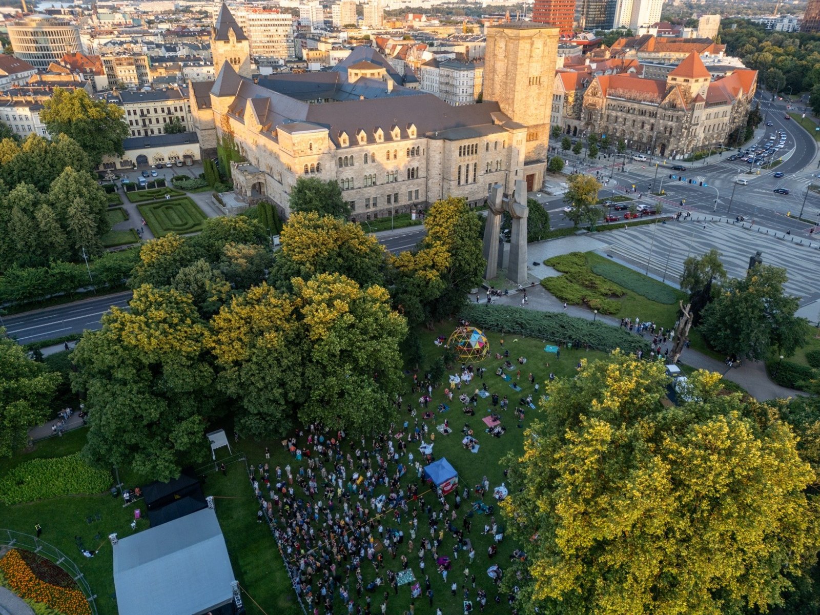 Widok z lotu ptaka na CK Zamek i park Adama Mickiewicza, gdzie bawią się ludzie podczas festiwalu. - grafika artykułu