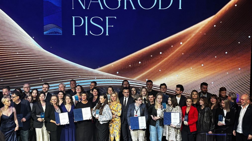 Laureaci nagród PISF na scenie.
