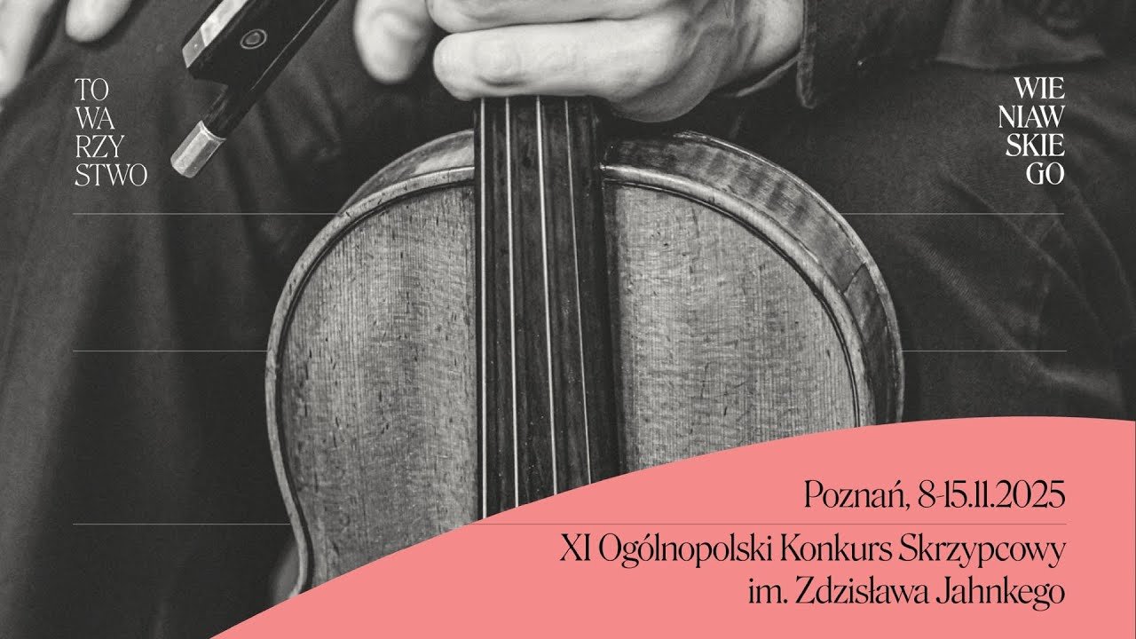 Czarno-białe zdjęcie przedstawiające skrzypce trzymane przez postać ubraną w elegancki strój. W dolnej części grafiki znajduje się różowy półokrąg z czarnym napisem: "XI Ogólnopolski Konkurs Skrzypcowy imienia Zdzisława Jahnkego". Po bokach skrzypiec widoczne są pionowe napisy: po lewej "towarzystwo", po prawej "Wieniawskiego".