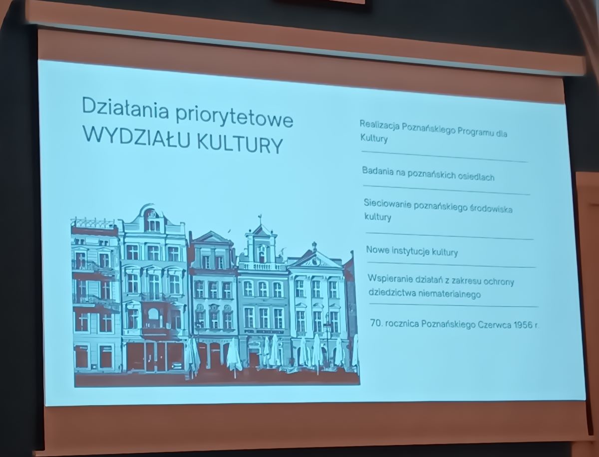 w sali na duzym ekranie wyświetlony jest sladj prezentacji - więcej w artykule - grafika artykułu