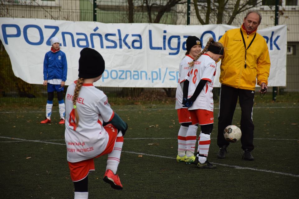 dziewczyny na środku boiska - grafika artykułu