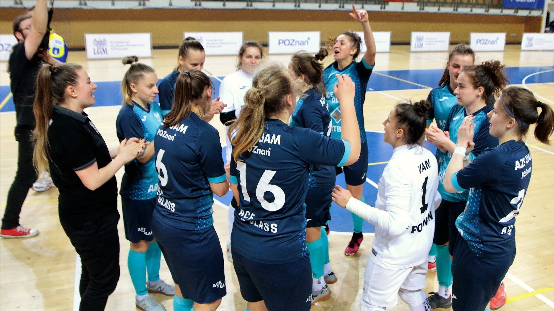 Zawodniczki KU AZS UAM Poznań cieszące się po wygranym meczu