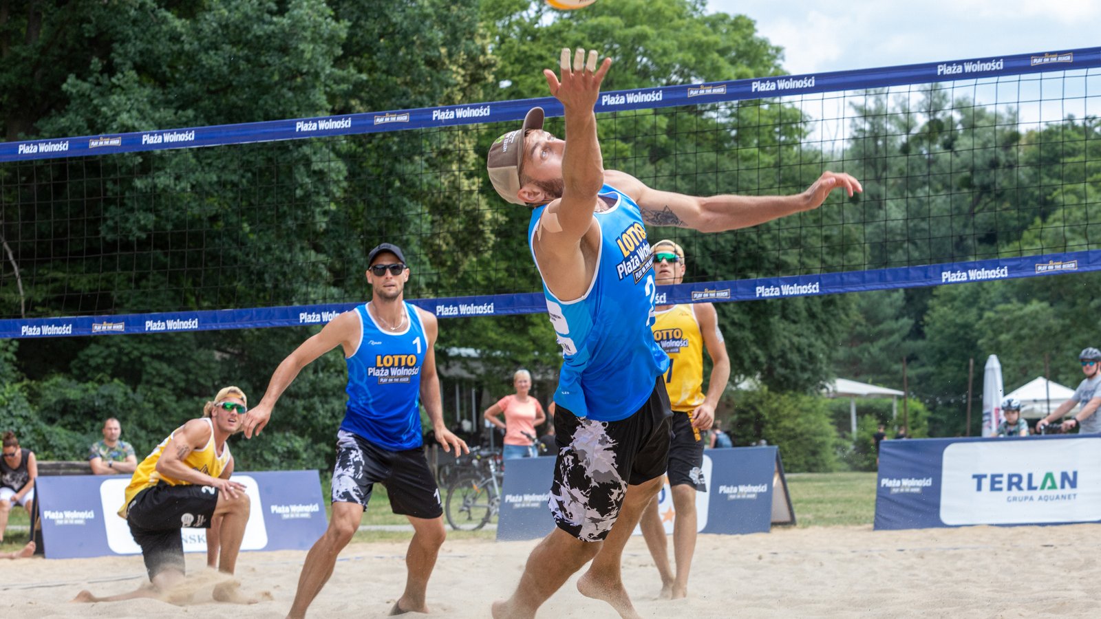 Zawodnicy siatkówki plażowej podczas akcji