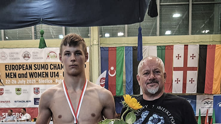 zawodnik z medalem i dyplomem