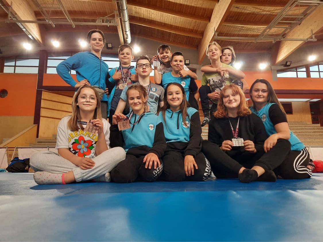 Wspólne zdjęcie zawodników Akademii Judo po zawodach - grafika artykułu