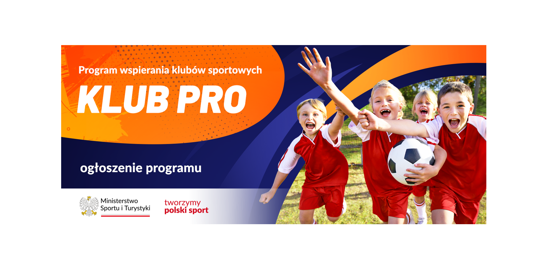 Plakat promujący program KLUB PRO - po prawej stronie cieszące się dzieci z piłką, a po lewej nazwa programu i logotyp Ministerstwa Sportu na pomarańczowo-granatowym tle - grafika artykułu