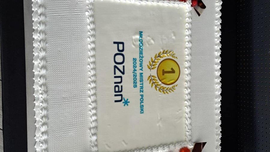 Spotkanie z Młodzieżowymi Mistrzami Polski - tort dla wyróżnionych drużyn